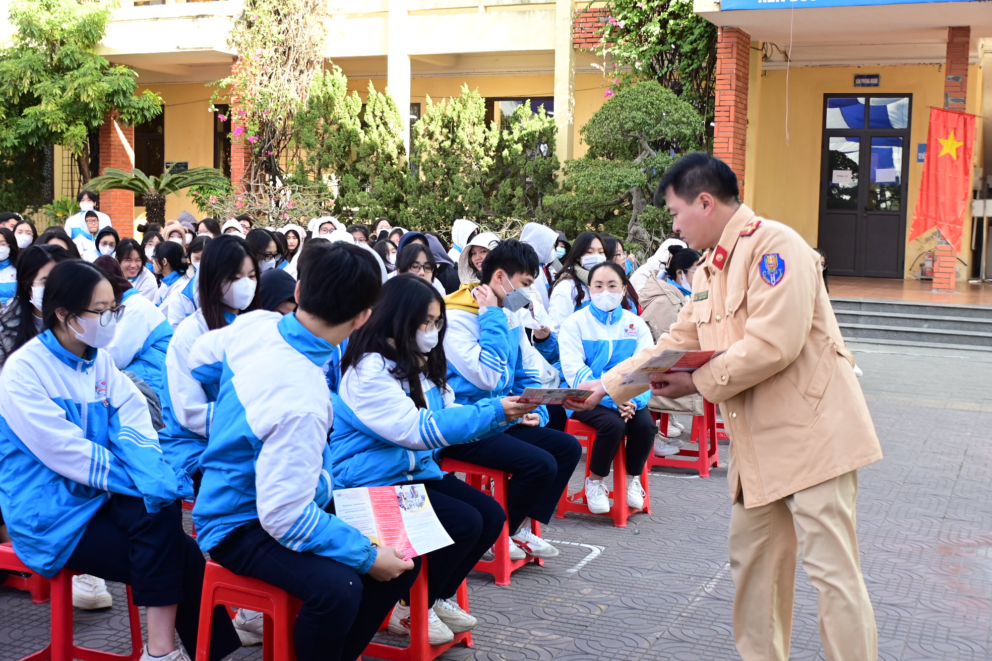 Tuyên truyền giáo dục pháp luật về giao thông, phòng chống ma túy, bạo lực học đường tại trường THPT Đồng Hòa (Kiến An)